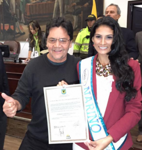 el primer vicepresidente Álvaro Argote, entrego la condecoración a su coterránea.