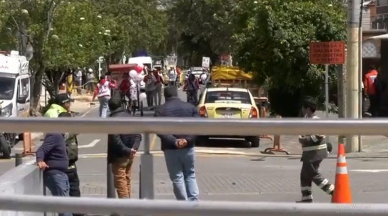 Concejal llegó pedaleando en triciclo durante el día sin carro en Bogotá