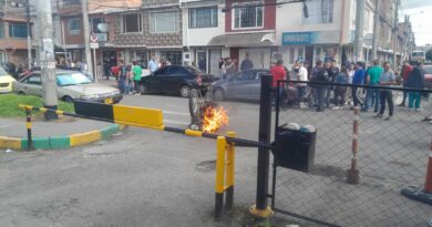 Vecinos de El POA en Suba atrapan Moto ladrones y queman motocicleta con la que delinquían