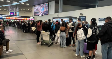 Largas filas en El Dorado por alta afluencia de viajeros en inicio de Semana Santa