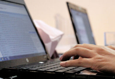 Computadores y laboratorios para cerrar brechas: MinTIC lleva tecnología a colegios de Suba y Engativá