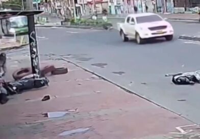 Grave accidente – Motociclista resulta gravemente herido tras ser arrollado por un taxi en Rafael Uribe Uribe