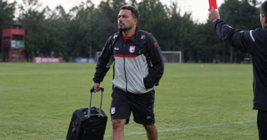 “¡Fuera! Jhonatan Melo deja la jefatura de prensa de Independiente Santa Fe tras fuertes críticas de hinchas y medios”
