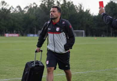 “¡Fuera! Jhonatan Melo deja la jefatura de prensa de Independiente Santa Fe tras fuertes críticas de hinchas y medios”