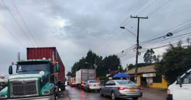 Se reporta Grave accidente en la vía Suba-Cota tras choque entre tractomula y bus del Sitp