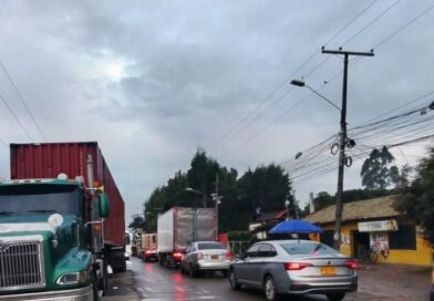 Se reporta Grave accidente en la vía Suba-Cota tras choque entre tractomula y bus del Sitp